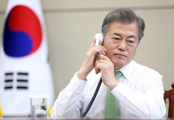 South Korean President Moon Jae-in talks on the phone to Chinese President Xi Jinping at the Presidential Blue House in Seoul, South Korea, 4 May 2018 (Photo: Yonhap via Reuters).