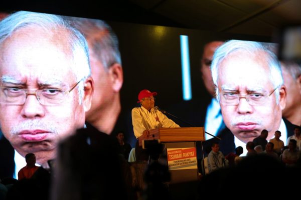 Mahathir Mohamad, former Malaysian prime minister and prime ministerial candidate for the opposition Pakatan Harapan coalition, speaks as screens show pictures of Malaysia's Prime Minister Najib Razak during an election campaign rally in Kuala Lumpur, Malaysia, 6 May 2018 (Photo: Reuters/Athit Perawongmetha).