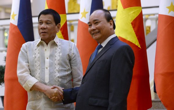 Philippines' President Rodrigo Duterte shakes hands with Vietnamese Prime Minister Nguyen Xuan Phuc as they meet at Phuc's Cabinet Office in Hanoi on 29 September 2016 (Photo: Reuters/Hoang Dinh Nam/Pool).