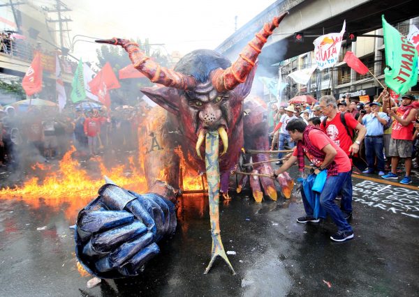 Protesters burn an effigy bearing a image of President Rodrigo Duterte during a May Day rally outside the Malacanang Presidential Palace in Manila, Philippines on 1 May 2018. (Photo: Reuters/Romeo Ranoco.)