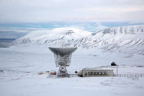Radar dish and antennas systems are seen at the European Incoherent Scatter Scientific Association facility on Breinosa, Svalbard, in Norway, 24 October 2015 (Photo: Reuters/Anna Filipova ).