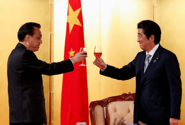 Chinese Premier Li Keqiang toasts with Japan's Prime Minister Shinzo Abe during an event to celebrate the 40th anniversary of a peace and friendship treaty between China and Japan and to welcome Li in Tokyo, Japan, 10 May 2018 (Photo: Reuters/Kim Kyung-Hoon).