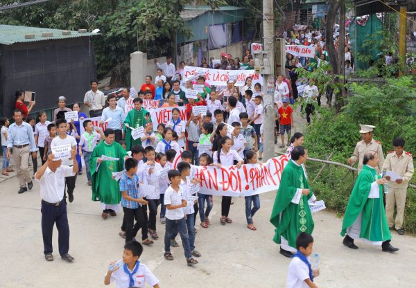 Vietnamese Catholics march to protest against the Special Economic Zone's and cyber security's laws after a Sunday mass at a village in Ha Tinh province, Vietnam, 17 June 2018 (Photo: Reuters/Stringer).