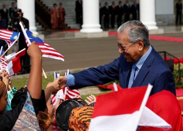 Malaysian Prime Minister Mahathir Mohamad is greeted by school children during a welcoming ceremony at the presidential palace in Bogor, south of Jakarta, Indonesia, 29 June 2018 (Photo: Reuters/Darren Whiteside).