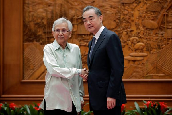 Malaysia's new government advisor Daim Zainuddin shakes hands with Chinese Foreign Minister Wang Yi before proceeding to their meeting at the Ministry of Foreign Affairs in Beijing, China Wednesday, 18 July 2018 (Photo: Reuters/Andy Wong).