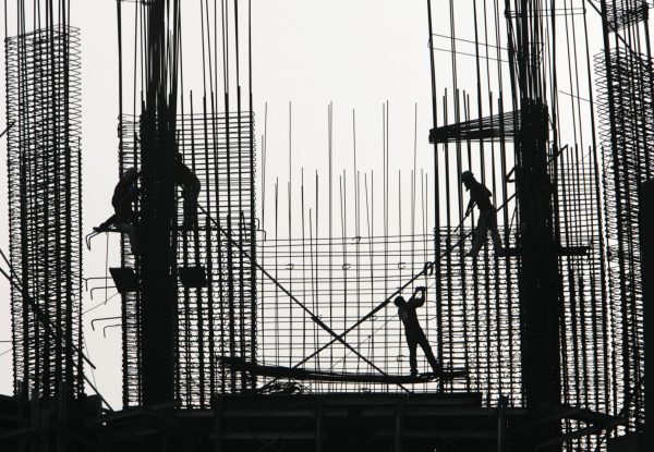 Construction workers are seen working on a new condominium in Fort Bonifacio, Taguig City, Metro Manila, 27 March 2008 (Photo: Reuters/John Javellana).