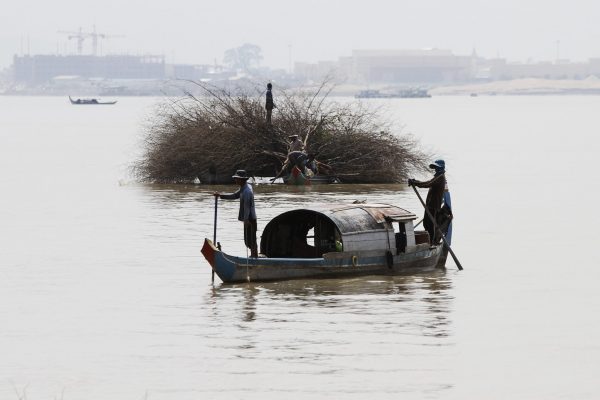 Locals manoeuvre their small vessels along the Mekong river in Phnom Penh, 7 November 2012 (Photo: Reuters/Samrang Pring).