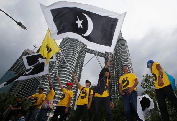 People react at a 1MDB protest organized by pro-democracy group Bersih, calling for Malaysian Prime Minister Najib Abdul Razak to resign, in Kuala Lumpur, Malaysia, 19 November 2016 (Photo: Reuters/Edgar Su).