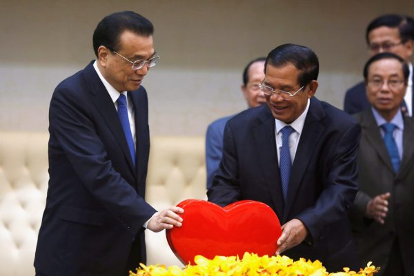Chinese Premier Li Keqiang and Cambodia's Prime Minister Hun Sen stand as they hold bilateral talks in Phnom Penh, Cambodia, 11 January 2018 (Photo: Reuters/Samrang Pring).