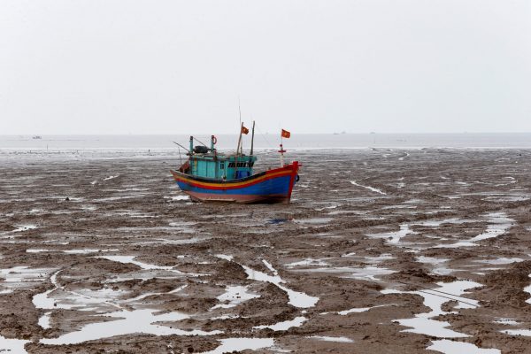 A fishing boat is seen during the low tide at the beach in Thanh Hoa province, Vietnam, 4 June 2018 (Photo: Reuters/Kham).