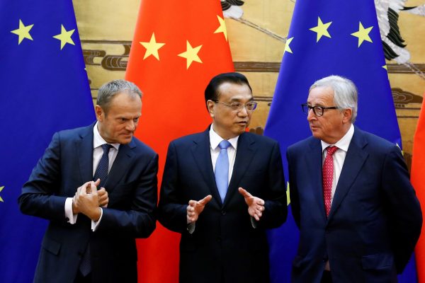 European Council President Donald Tusk, Chinese Premier Li Keqiang and European Commission President Jean-Claude Juncker attend signing ceremony at the Great Hall of the People in Beijing, China, 16 July 2018 (Photo: Reuters/Thomas Peter).