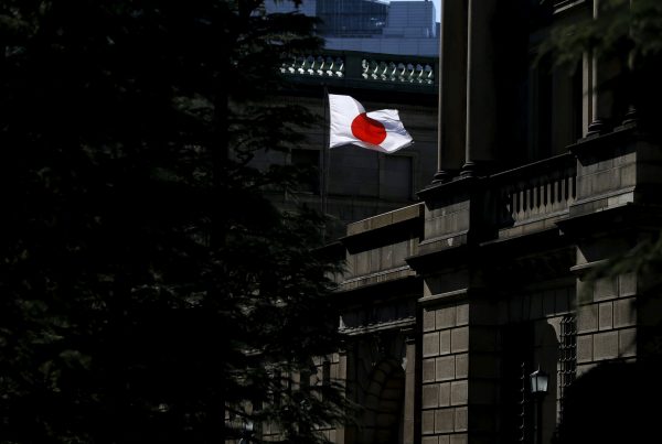 A Japanese flag flutters on the Bank of Japan building in Tokyo, Japan, 15 March 2016 (Photo: Reuters/Toru Hanai).