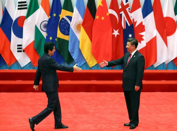 Chinese President Xi Jinping welcomes Japanese Prime Minister Shinzo Abe to the G20 Summit in Hangzhou, Zhejiang province, China, 4 September 2016 (Photo: Reuters/Damir Sagolj).