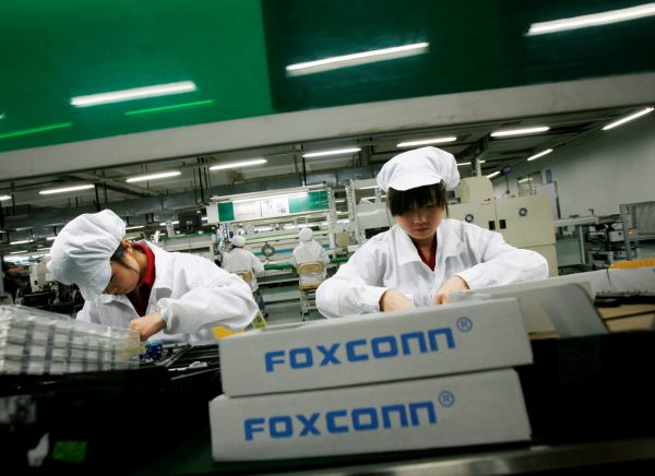 Employees work inside a Foxconn factory in the township of Longhua in the southern Guangdong province, China, 26 May 2017 (Photo: Reuters/Bobby Yip).