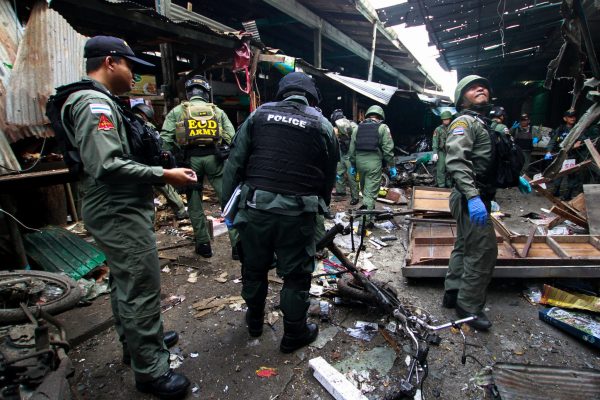 Military personnel and police officers inspect the site of a bomb attack at a market in the southern province of Yala, Thailand, 22 January 2018 (Photo: Reuters/Surapan Boonthanom).