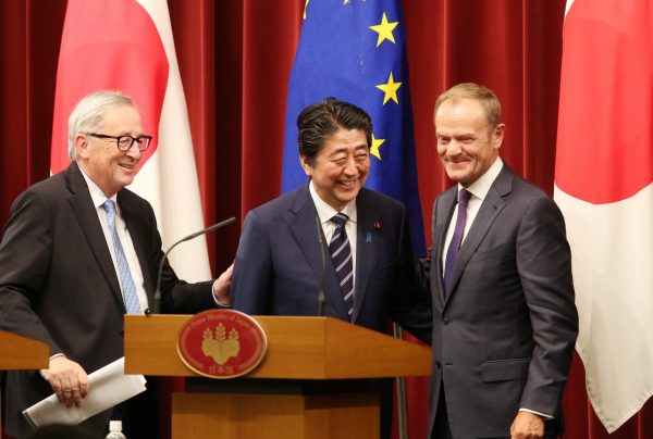 Japanese Prime Minister Shinzo Abe (C), European Commission President Jean-Claude Juncker (L) and European Council President Donald Tusk (R) smile after their joint press conference for the Japan–European Union Summit at Abe's official residence in Tokyo, Japan, 17 July 2018 (Photo: Koji Sasahara/Pool via Reuters).