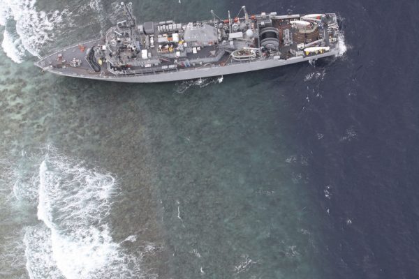 The USS Guardian, a U.S. Navy minesweeper, is seen at the Vicinity of South Islet in Tubbataha Reefs in a marine protected area of the Philippines in the Sulu Sea, 18 January 2013 (Photo: Armed Forces of the Philippines/Reuter)