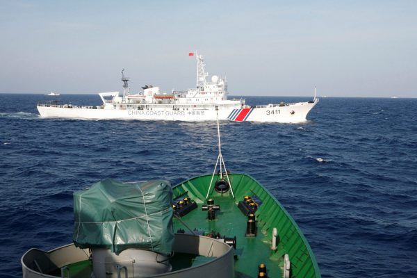 A ship (top) of the Chinese Coast Guard is seen near a ship of the Vietnam Marine Guard in the South China Sea, about 210 km (130 miles) off shore of Vietnam 14 May 2014 (Photo: Reuters/Nguyen Minh).