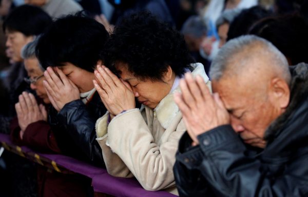 Believers take part in a weekend mass at an underground Catholic church in Tianjin, 10 November 2013 (Photo: Reuters/Kim Kyung-Hoon).
