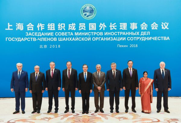 Foreign ministers and officials of the Shanghai Cooperation Organisation(SCO) pose for a group photo before a meeting at the Diaoyutai State Guest House in Beijing, China, 24 April, 2018 (Photo: Reuters/POOL)