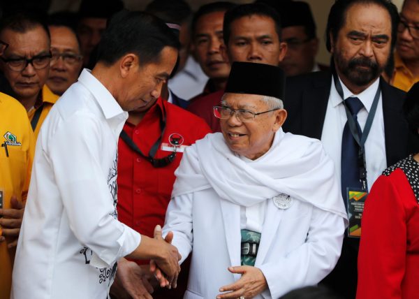 Indonesian President Joko Widodo shakes hands with his vice-presidential running mate for the 2019 presidential election Islamic cleric Ma'ruf Amin while greeting supporters in Jakarta, Indonesia, 10 August 2018 (Photo: Reuters/Darren Whiteside).
