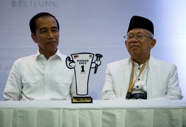 Indonesian President Joko Widodo and his running mate in next year's presidential election Islamic cleric Ma'ruf Amin attend a ceremony at the election commission headquarters in Jakarta, Indonesia, 21 September 2018 (Photo: Reuters/Willy Kurniawan).