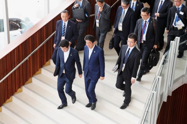 Japan's Prime Minister Shinzo Abe walks down steps as he leaves the APEC Summit in Port Moresby, Papua New Guinea, 18 November 2018 (Photo: Reuters/David Gray).