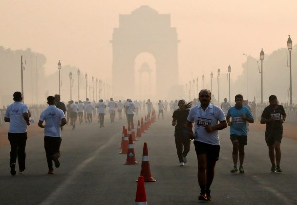 Participants run during a half marathon organised by Indian National Security Guard (NSG) on a smoggy morning in New Delhi, India, 18 November 2018 (Photo: Reuters/Altaf Hussain).