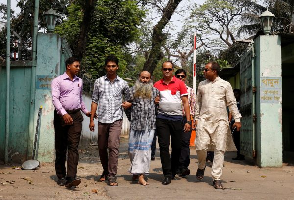 Security personnel bring Shaikh Mohammad Abul Kashem, a spiritual leader of “Neo JMB”, in front of media after his 2 March arrest by Counter Terrorism and Transnational Crime Unit of Dhaka Metropolitan Police in Dhaka, Bangladesh, 3 March 2017 (Photo: Reuters/Mohammad Ponir Hossain).