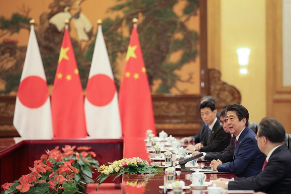 Japanese Prime Minister Shinzo Abe met with Chinese Premier Li Keqiang inside the Great Hall of the People in Beijing, China, 26 October 2018 (Photo: Reuters/Lintao Zhang/Pool).