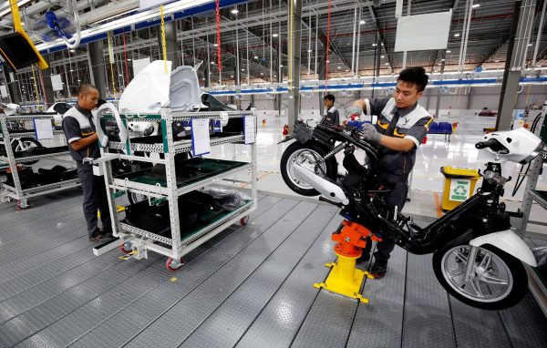 Men work at an e-scooter assembly line of Vinfast Auto and Motorcycle factory in Hai Phong city, Vietnam, 3 November 2018 (Photo: Reuters/Kham).