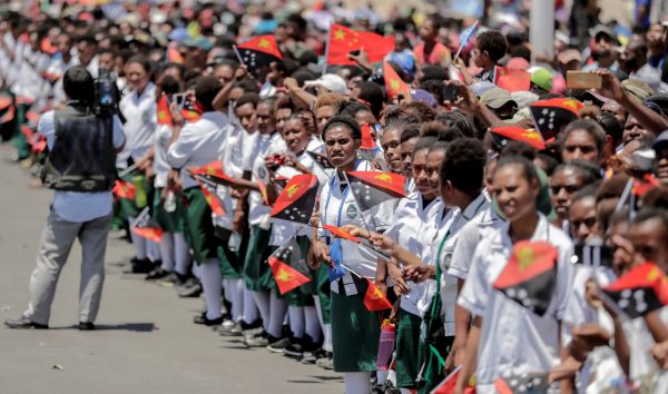 Papua New Guinea schoolchildren wave China and Papua New Guinea flags along the New Boulevard Road ahead of the APEC summit in Port Moresby, Papua New Guinea, 16 November 2018 (Photo: ReutersMast Irham).