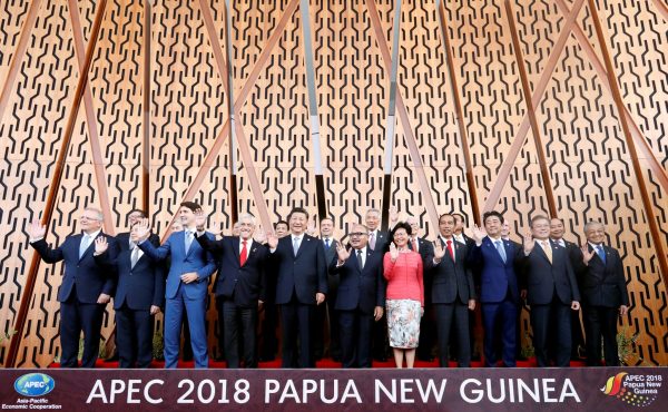 Leaders pose for a family picture at the APEC Summit in Port Moresby, Papua New Guinea, 17 November 2018 (Photo: Reuters/David Gray).