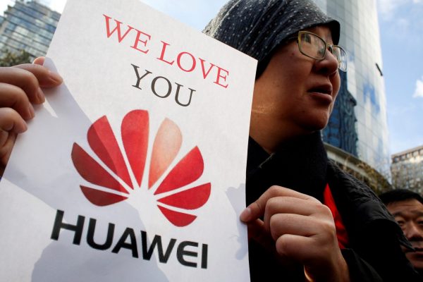 Lisa Duan, a visitor from China, holds a sign in support of Huawei outside of the BC Supreme Court bail hearing of Huawei CFO Meng Wanzhou, who is being held on an extradition warrant in Vancouver, British Columbia, Canada, 10 December 10 2018 (Photo: Reuters/David Ryder/File Photo).