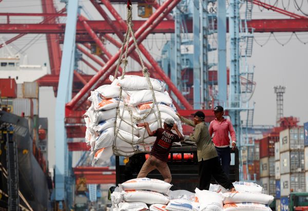 Workers help unload bags of rice from a cargo ship on to a truck at Tanjung Priok Port in Jakarta, Indonesia, 16 April 2018 (Photos: Reuters/Darren Whiteside).