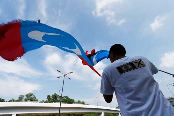 A supporter of Malaysia's opposition Pakatan Harapan (Alliance of Hope), waves the party flag a day after general election in Kuala Lumpur, Malaysia 10 May 2018 (Photo: Reuters/Lai Seng Sin).