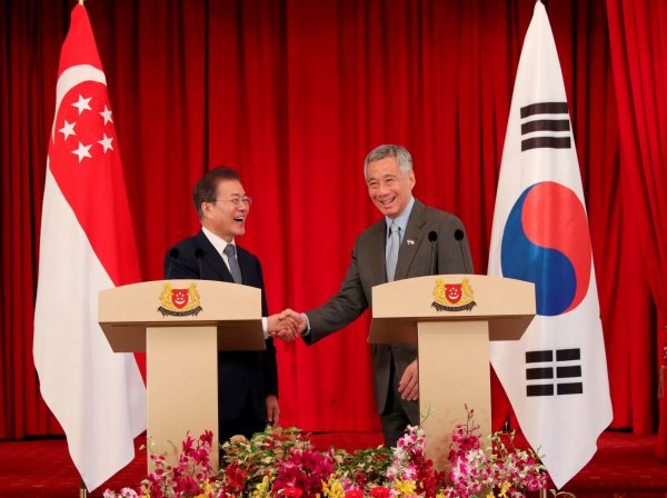 Singapore's Prime Minister Lee Hsien Loong shakes hands with South Korea's President Moon Jae-in at the Istana in Singapore, 12 July 2018 (Photo: Ministry of Communications and Information of Singapore/Reuters).