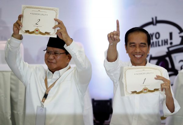 Indonesian President Joko Widodo and his opponent in next year's presidential elections Prabowo Subianto, a retired special forces commander, hold their ballot numbers during a ceremony at the election commission headquarters in Jakarta, Indonesia, 21 September 2018 (Photo: Reuters/Darren Whiteside).