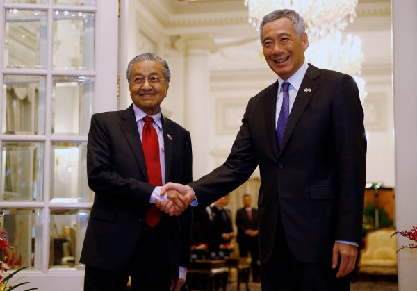 Malaysia's Prime Minister Mahathir Mohamad meets with Singapore's Prime Minister Lee Hsien Loong at the Istana in Singapore, 12 November 2018 (Photo; Reuters/Feline Lim).