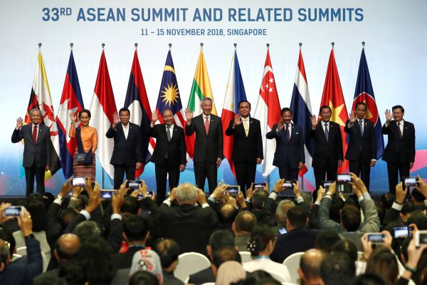 ASEAN leaders gather for a group photo during the opening ceremony of the 33rd ASEAN Summit in Singapore, 13 November 2018 (Photo: Reuters/Edgar Su).