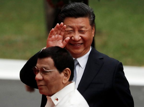 Visiting Chinese President Xi Jinping waves to the media as he walks with Philippine President Rodrigo Duterte before their bilateral meeting at the Malacanang presidential palace in Manila, Philippines, 20 November 2018 (Photo: Reuters/Erik De Castro).
