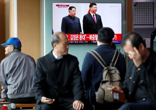 People watch a TV broadcasting of a news report on a meeting between North Korean Supreme Leader Kim Jong-un and Chinese President Xi Jinping in Beijing, Seoul, South Korea, 28 March 2018 (Photo: Reuters/Kim Hong-ji).