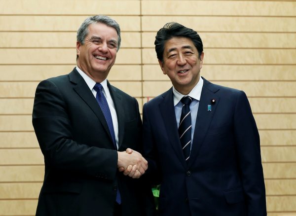 World Trade Organization Director-General Roberto Azevedo meets with Japan's Prime Minister Shinzo Abe at Abe's official residence in Tokyo, Japan, 8 November 2018 (Photo: Reuters/Issei Kato).