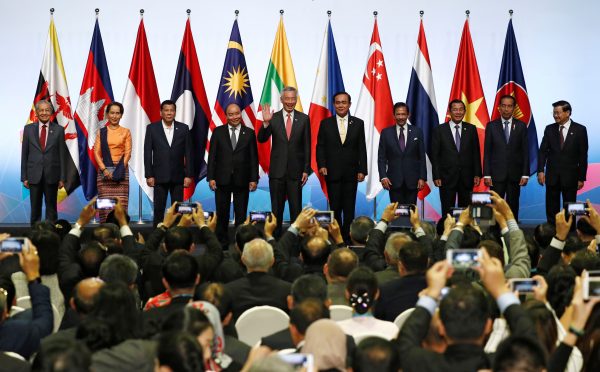 ASEAN representatives gather for a group photo during the opening ceremony of the 33rd ASEAN Summit in Singapore, 13 November 2018 (Photo: Reuters/Edgar Su).