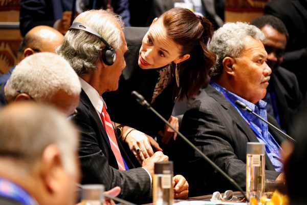 New Zealand's Prime Minister Jacinda Ardern talks to representatives of South Pacific island nations during the APEC Summit, in Port Moresby, Papua New Guinea, 17 November 2018 (Photo: Reuters/David Gray).