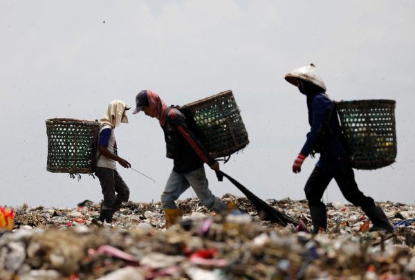 People search for items to sell for recycling, mostly plastic, at Bantar Gebang landfill in Bekasi, West Java province, near Jakarta, Indonesia, 22 November 2018 (Photo: Reuters/Darren Whiteside).