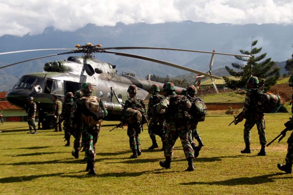 Indonesian soldiers carry rifles as they walk towards a helicopter to fly to Nduga district in Wamena, Papua Province, Indonesia, 5 December 2018 (Photo: Antara Foto/Iwan Adisaputra via Reuters).