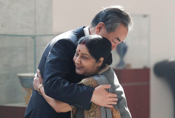 Chinese Foreign Minister Wang Yi hugs his Indian counterpart Sushma Swaraj before the start of their meeting in New Delhi, India, 21 December 2018 (Photo: Reuters/Adnan Abidi).