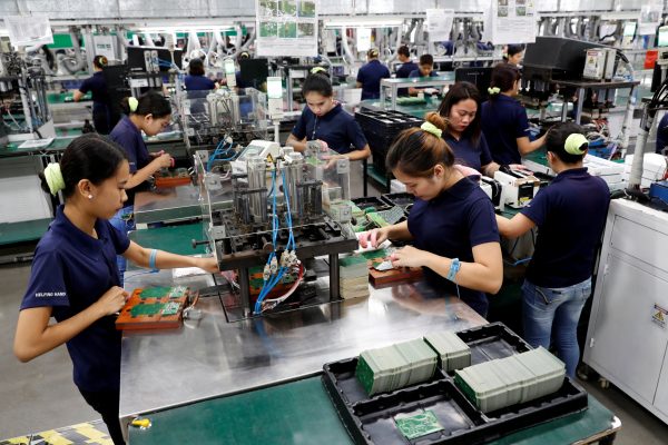 Filipino employees work at the assembly line of Kinpo Electronics factory in Malvar, Batangas, Philippines, 10 August 2018 (Photo: Reuters/Erik De Castro).