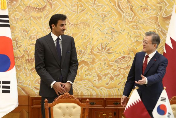 South Korean President Moon Jae-in and Qatar's Emir Sheikh Tamim bin Hamad Al Thani attend a signing agreement following their meeting at the presidential Blue House in Seoul, South Korea, 28 January 2019 (Photo: Reuters/Chung Sung-jun).